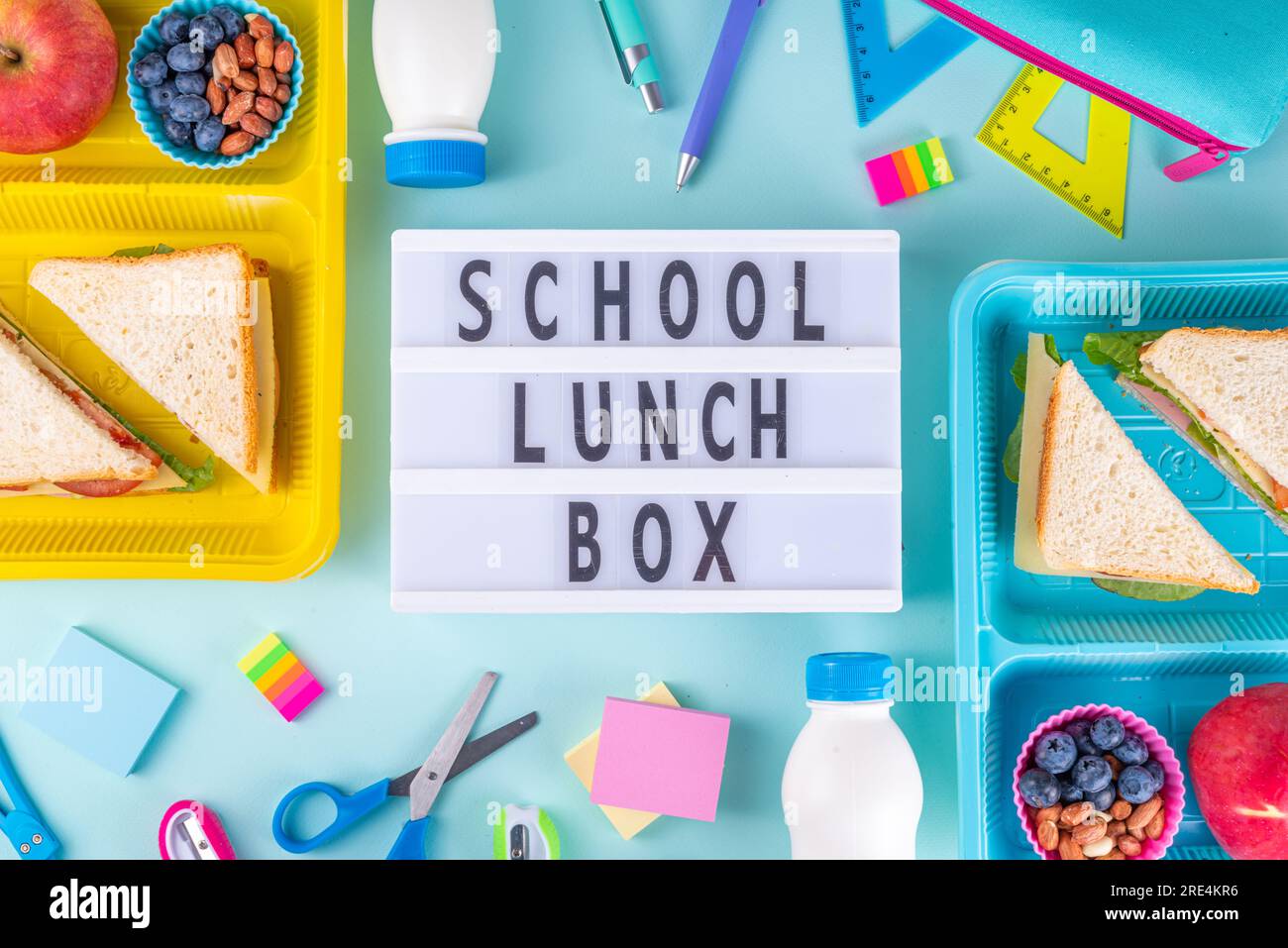 Repas scolaire sain, boîte à lunch pour enfants avec fruits, baies, noix et sandwich avec légumes. Les enfants divisent la nourriture de collation avec l'école d'éducation suppli Banque D'Images