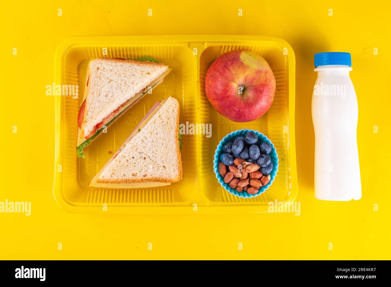 Repas scolaire sain, boîte à lunch pour enfants avec fruits, baies, noix et sandwich avec légumes. Les enfants divisent la nourriture de collation avec l'école d'éducation suppli Banque D'Images