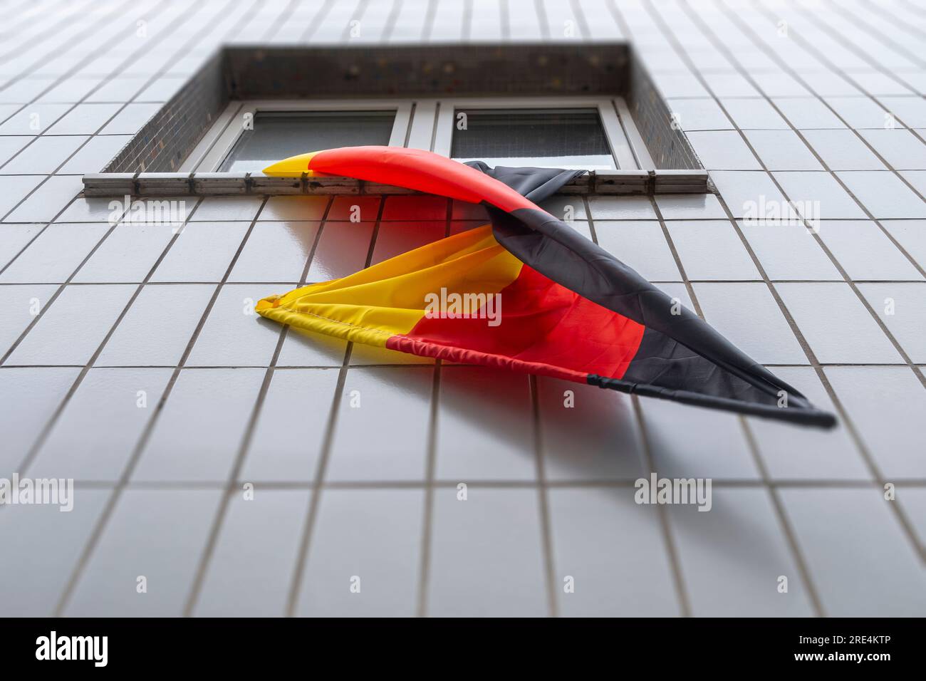 Drapeau allemand tordu suspendu à une fenêtre Banque D'Images
