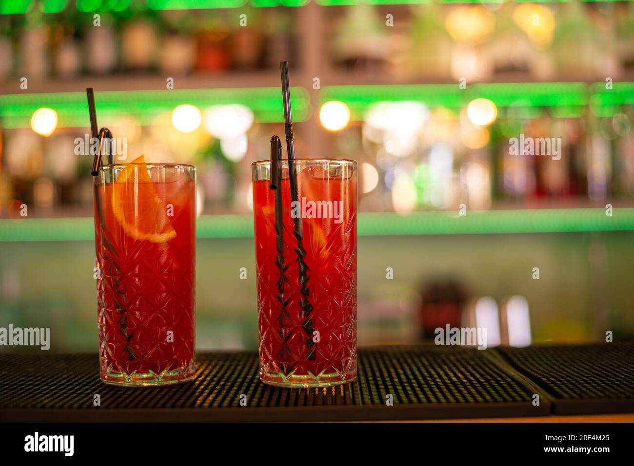deux cocktails en verre au comptoir du bar. Banque D'Images