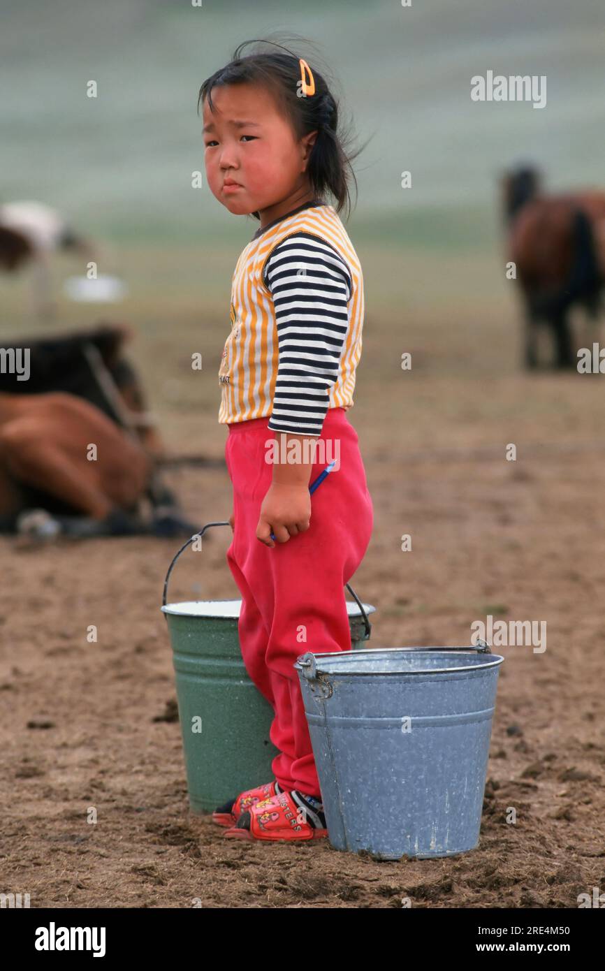 Montagne de l'Altaï, fille portant des seaux de lait, steppe mongole, Mongolie Banque D'Images