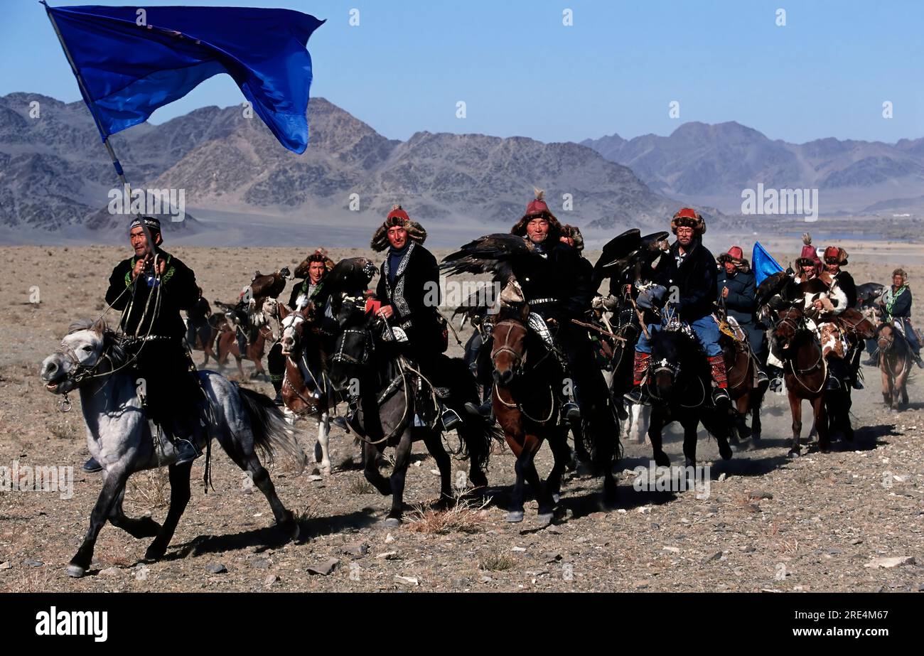 Montagne de l'Altaï, chasseurs d'aigle kazakhs sur leur chemin vers le Festival de l'aigle doré, Bayan Ölgii, montagnes de l'Altaï, Mongolie Banque D'Images