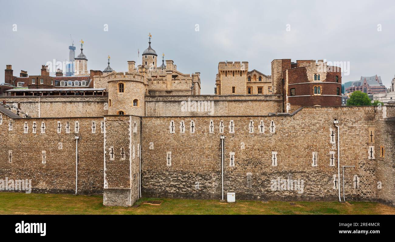 Londres, Royaume-Uni - 6 mai 2011 : Tour de Londres. Mur oriental et tourelles du château historique et de la prison. Banque D'Images