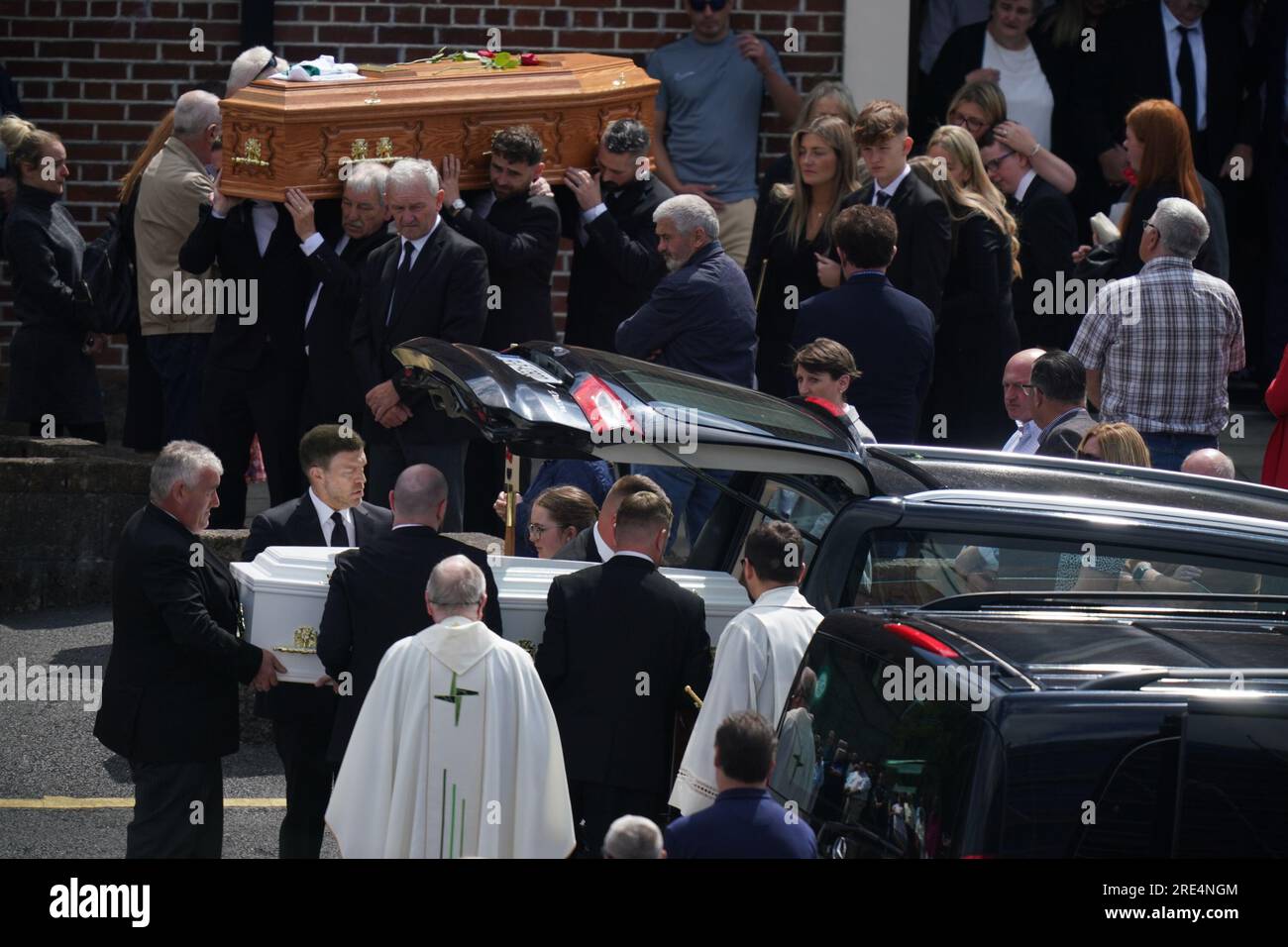 Les cercueils d'Eoin Fitzpatrick et de son fils Dylan Fitzpatrick, sont transportés de l'église Saint-Pierre-et-Paul à Portlaoise, Co Laois après leur service funéraire. Le couple est mort dans un accident de la route alors qu'il était en vacances à Alanya, en Turquie. Date de la photo : mardi 25 juillet 2023. Banque D'Images