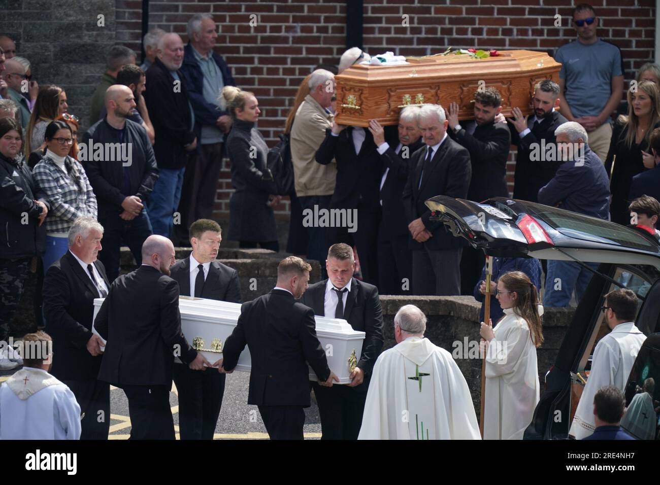 Les cercueils d'Eoin Fitzpatrick et de son fils Dylan Fitzpatrick, sont transportés de l'église Saint-Pierre-et-Paul à Portlaoise, Co Laois après leur service funéraire. Le couple est mort dans un accident de la route alors qu'il était en vacances à Alanya, en Turquie. Date de la photo : mardi 25 juillet 2023. Banque D'Images