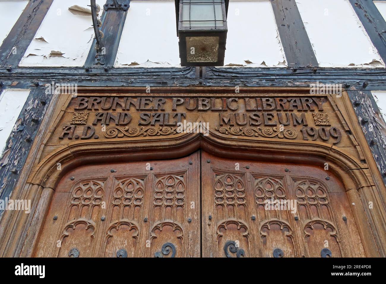 Bibliothèque Northwich, porte et entrée, bibliothèque publique Brunner et musée du sel AD 1909 en bois sombre, Witton St, Northwich, Cheshire, CW9 5DR Banque D'Images