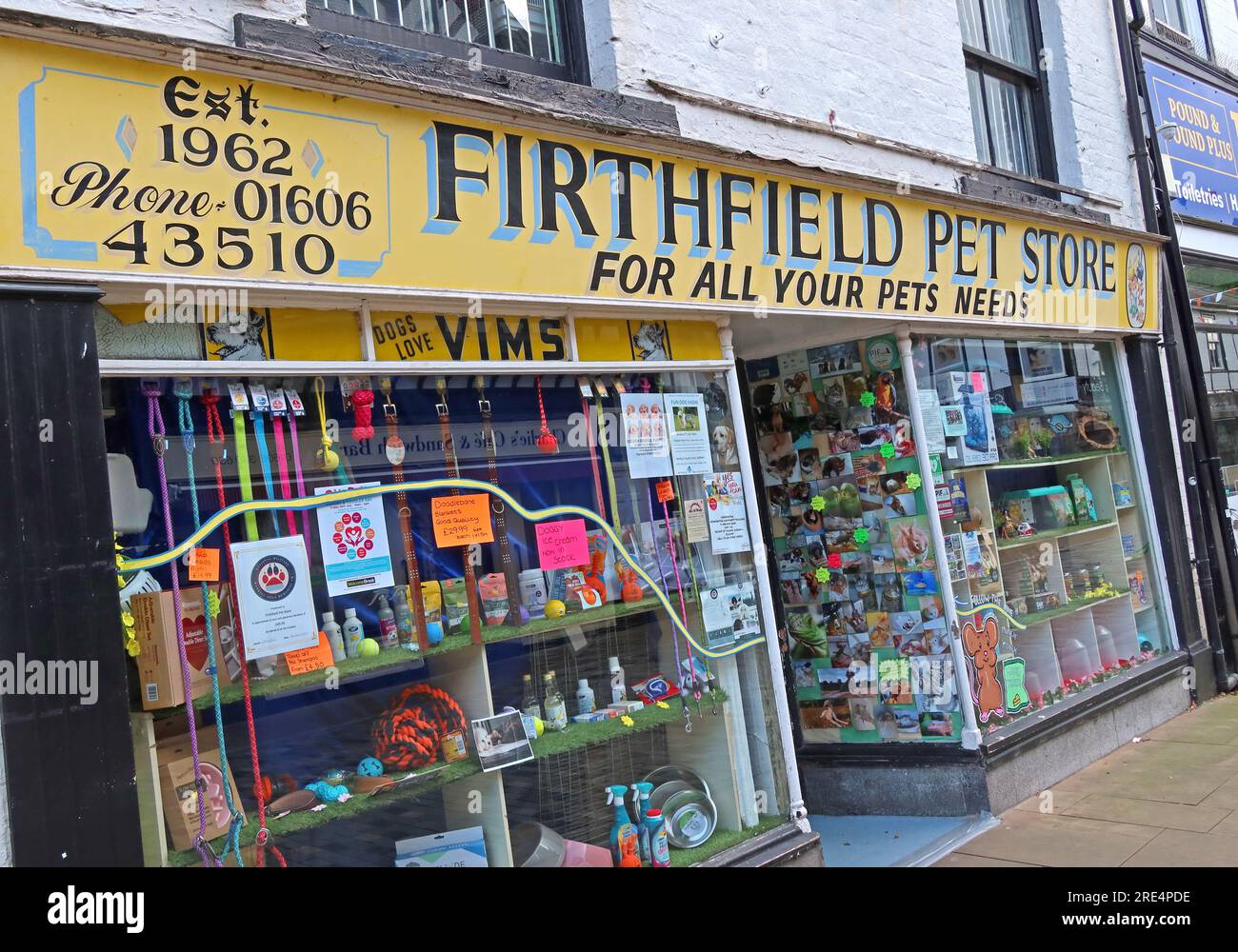 Est 1962, Firthfield PET Store, pour tous vos besoins d'animaux de compagnie, 66 Witton St, Northwich, Cheshire, Angleterre, ROYAUME-UNI, CW9 5AE Banque D'Images