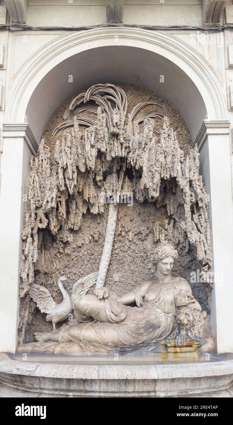 Rome, Latium, Italie, la statue de la déesse Juno aux quatre Fontaines est située sur la colline du Quirinal, à l'intersection Quattro Fontane. Banque D'Images