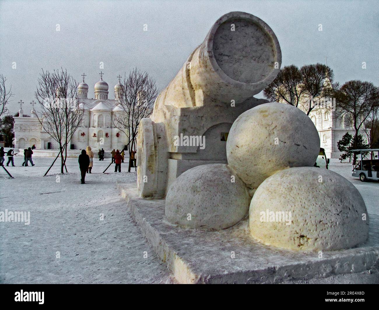 Une sculpture de neige emballée d'un canon de style ancien avec 3 énormes boulets de canon, 2006 Sun Island Park Snow sculptures Competition, Harbin, Heilongjiang, Chine Banque D'Images