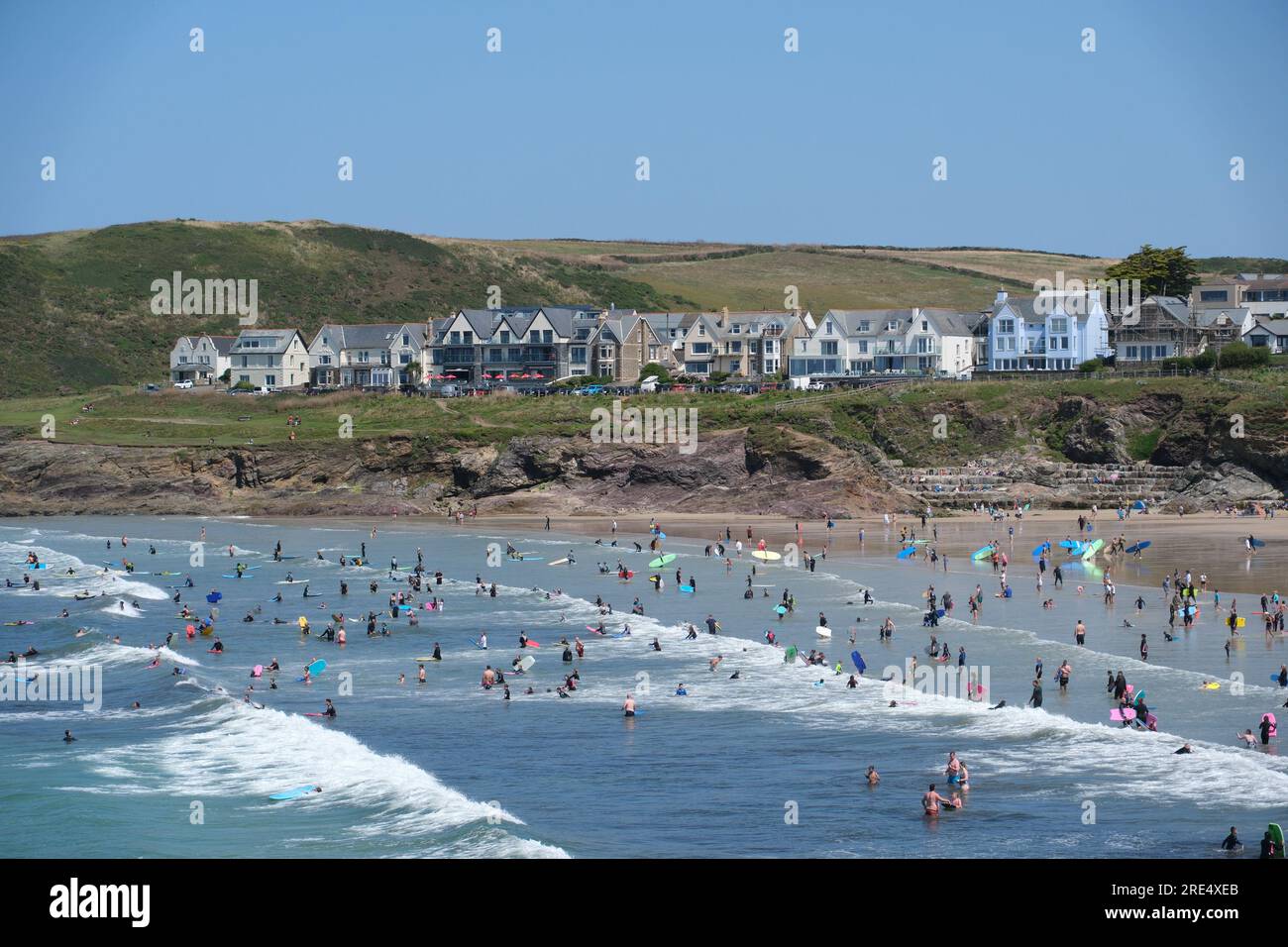 Polzeath, Cornouailles, Royaume-Uni. 25 juillet 2023. UK Météo. Avec une brise marine et une température de 21 degrés C, c'était un après-midi agréable sur une plage animée à Polzeath dans le nord de Cornwall aujourd'hui. Crédit Simon Mayock / Alamy Live News. Banque D'Images