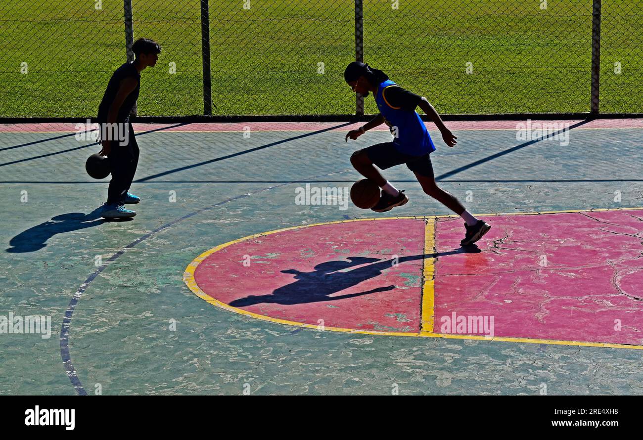 SAO PAULO, SAO PAULO, BRÉSIL - 10 juin 2023 : des adolescents s'entraînent au basket-ball dans un parc public Banque D'Images