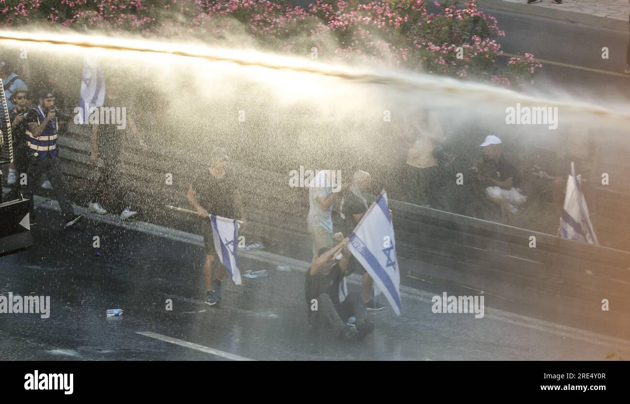 Jérusalem, Israël. 24 juillet 2023. Les policiers utilisent un canon à eau pour déplacer les personnes qui bloquent une route alors que les manifestations se poursuivent à travers le pays alors que le Parlement israélien, ou Knesset, a adopté un projet de loi qui limiterait le pouvoir de la Cour suprême. Crédit : Yoram Biberman/Alamy Live News. Banque D'Images