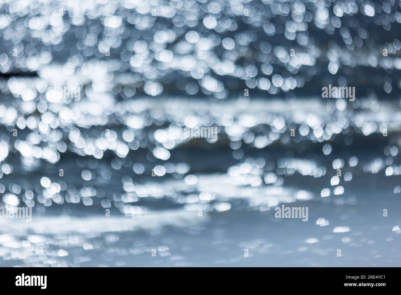 Eau de mer bleue brillante avec des reflets lumineux, photo de fond flou naturel Banque D'Images