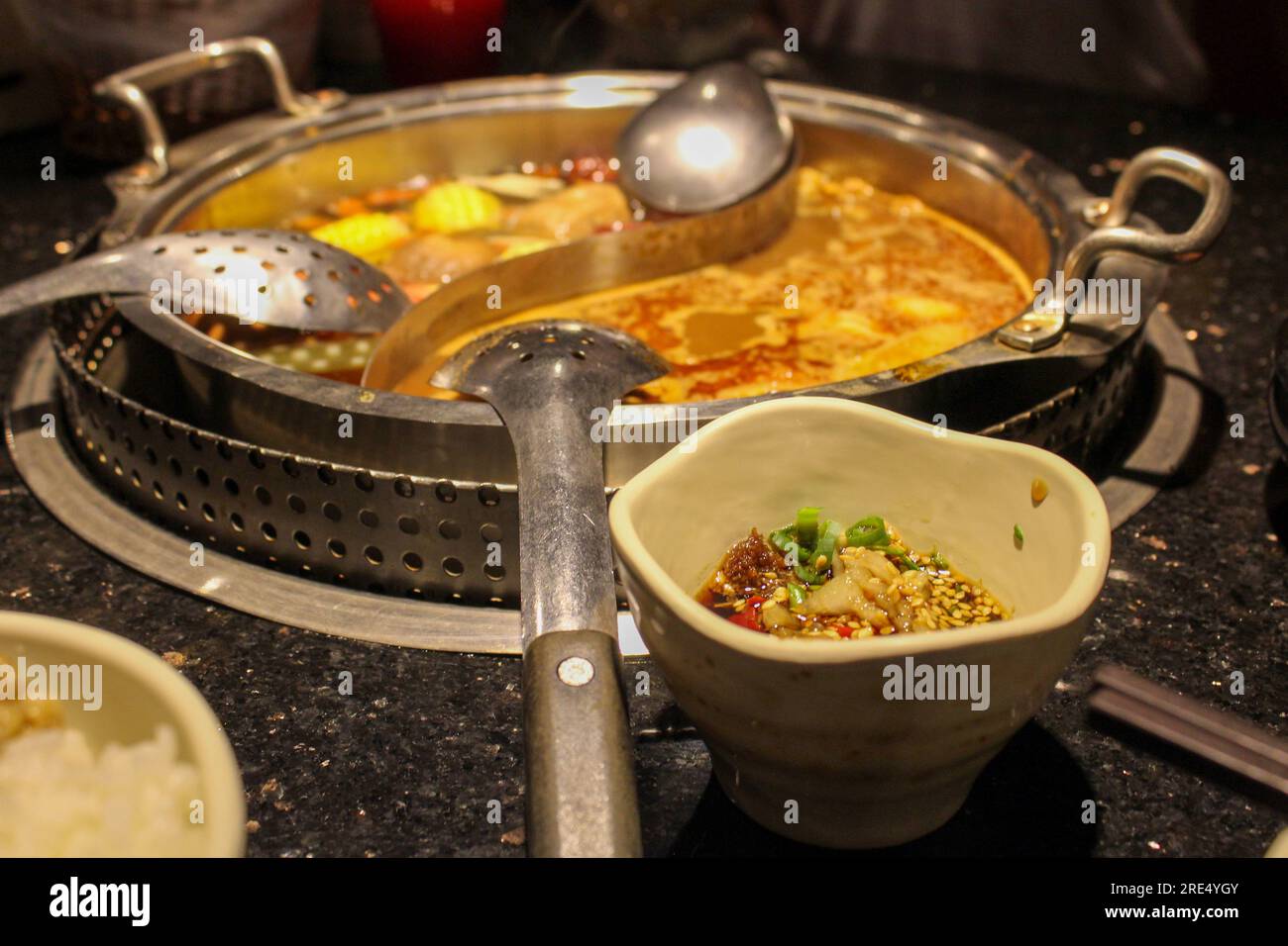 Viande de barbecue en pot chaud asiatique et ingrédients végétaux traditionnels Banque D'Images