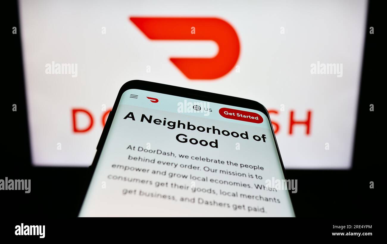 Smartphone avec le site Web de la société de livraison de nourriture américaine Doordash Inc. Sur l'écran devant le logo de l'entreprise. Effectuez le focus sur le coin supérieur gauche de l'écran du téléphone. Banque D'Images
