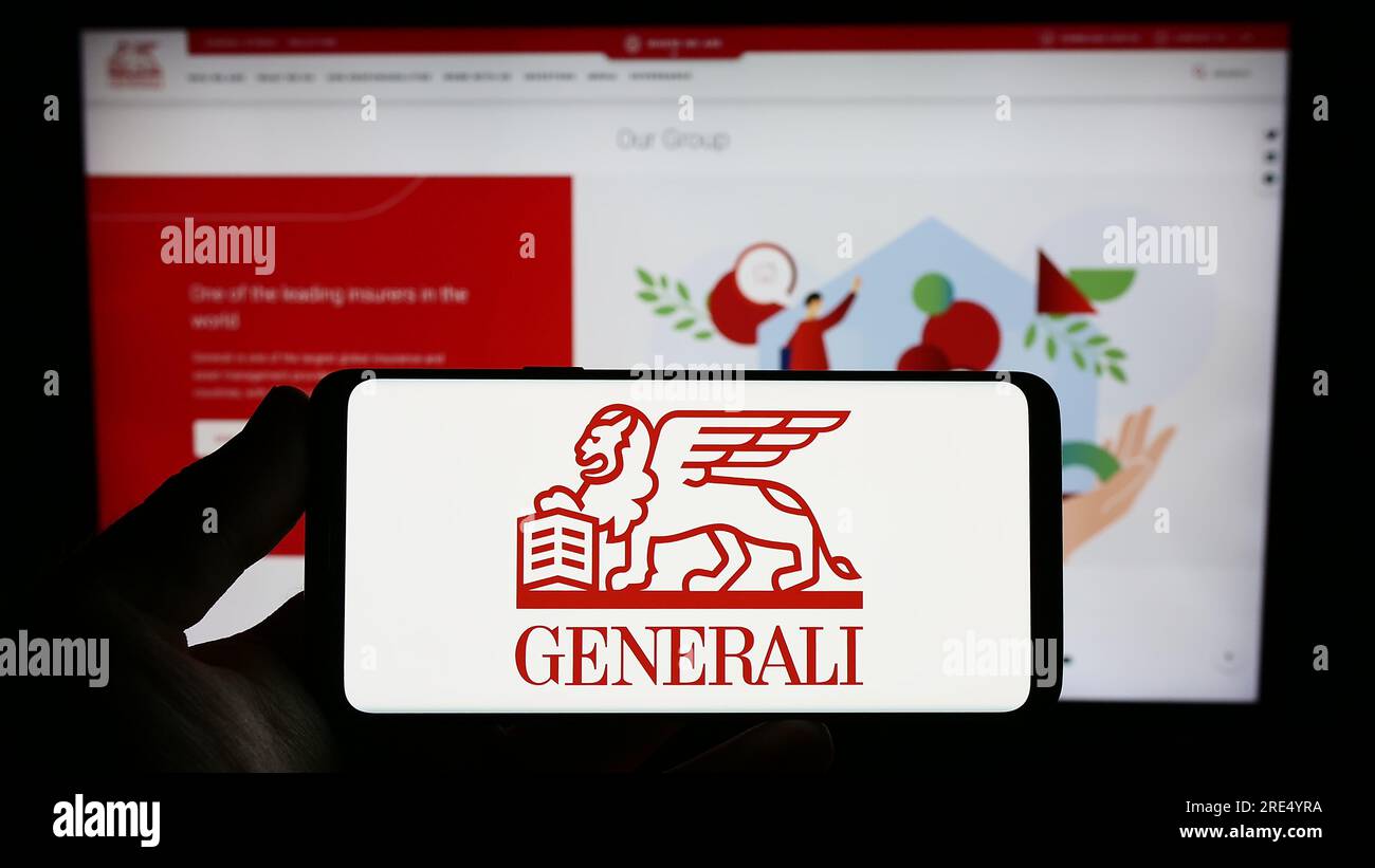 Personne détenant le smartphone avec le logo de la compagnie d'assurance Assicurazioni Generali S.p.A. sur l'écran devant le site Web. Concentrez-vous sur l'affichage du téléphone. Banque D'Images