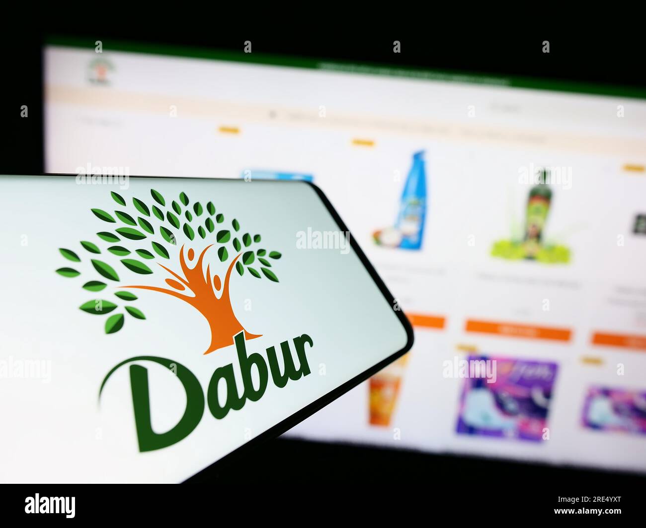 Téléphone portable avec logo de la société Ayurveda Dabur India Limited sur l'écran devant le site Web de l'entreprise. Concentrez-vous sur le centre-droit de l'écran du téléphone. Banque D'Images Téléphone portable avec logo de la société Ayurveda Dabur India Limited sur l'écran devant le site Web de l'entreprise. Concentrez-vous sur le centre-droit de l'écran du téléphone. Banque D'Images