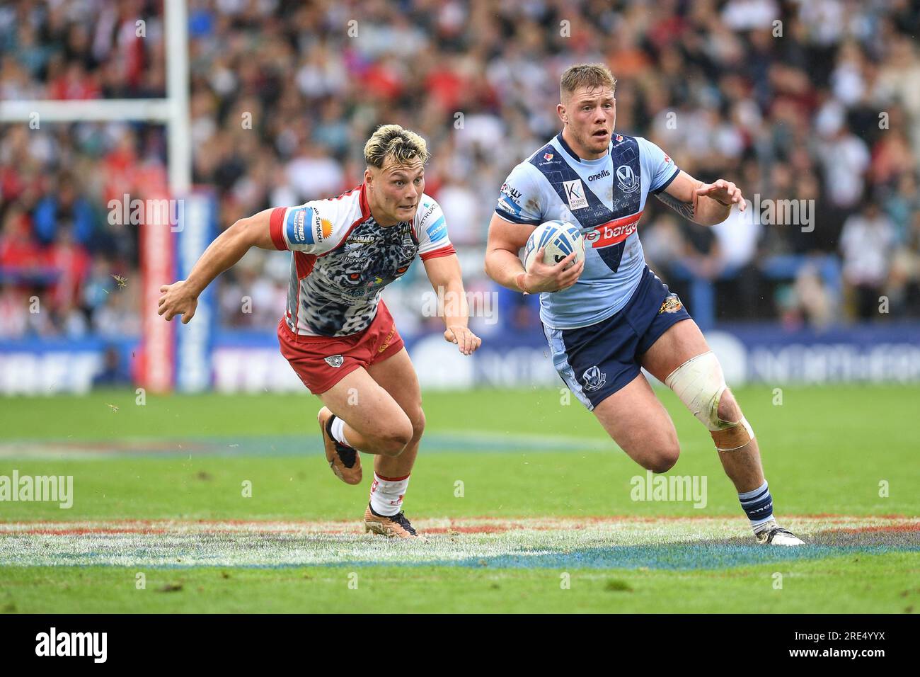 Warrington, Angleterre - 22 juillet 2023 - Morgan Knowles de St Helens contourne Lachlan Lam de Leigh Leopards. Demi-finale de la Challenge Cup, Leigh Leopards vs St. Helens au stade Halliwell Jones, Warrington, Royaume-Uni Banque D'Images