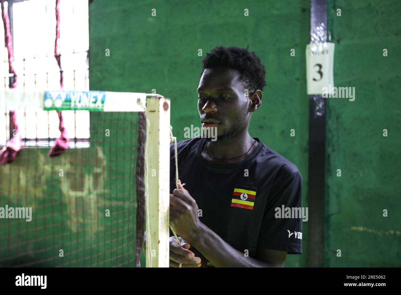 Kampala, Kampala. 17 juillet 2023. Kenneth Mwambu, étudiant en ingénierie à l'Université Makerere en Ouganda, prépare sa formation dans un centre de formation de badminton à Kalerwe, un quartier à faible revenu de Kampala, la capitale ougandaise, le 17 juillet 2023. POUR ALLER AVEC 'Feature : l'équipe ougandaise se prépare pour l'Universiade de Chengdu' crédit : Hajarah Nalwadda/Xinhua/Alamy Live News Banque D'Images