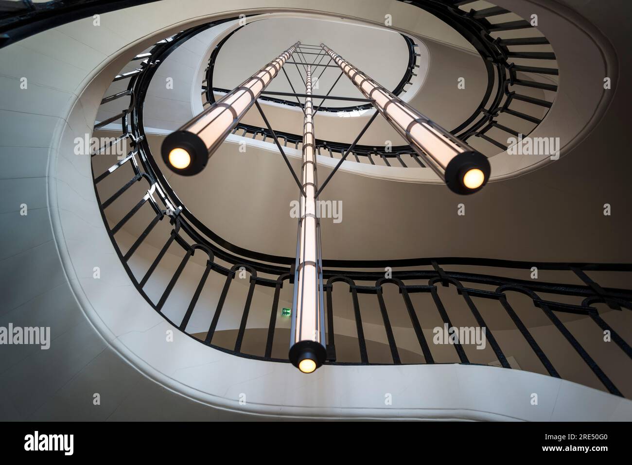 Escalier à double hélice, seul vestige restant de l'ancienne Bourse du maïs du 18e siècle, Bourse de Commerce - Pinault Collection, un exhi Banque D'Images