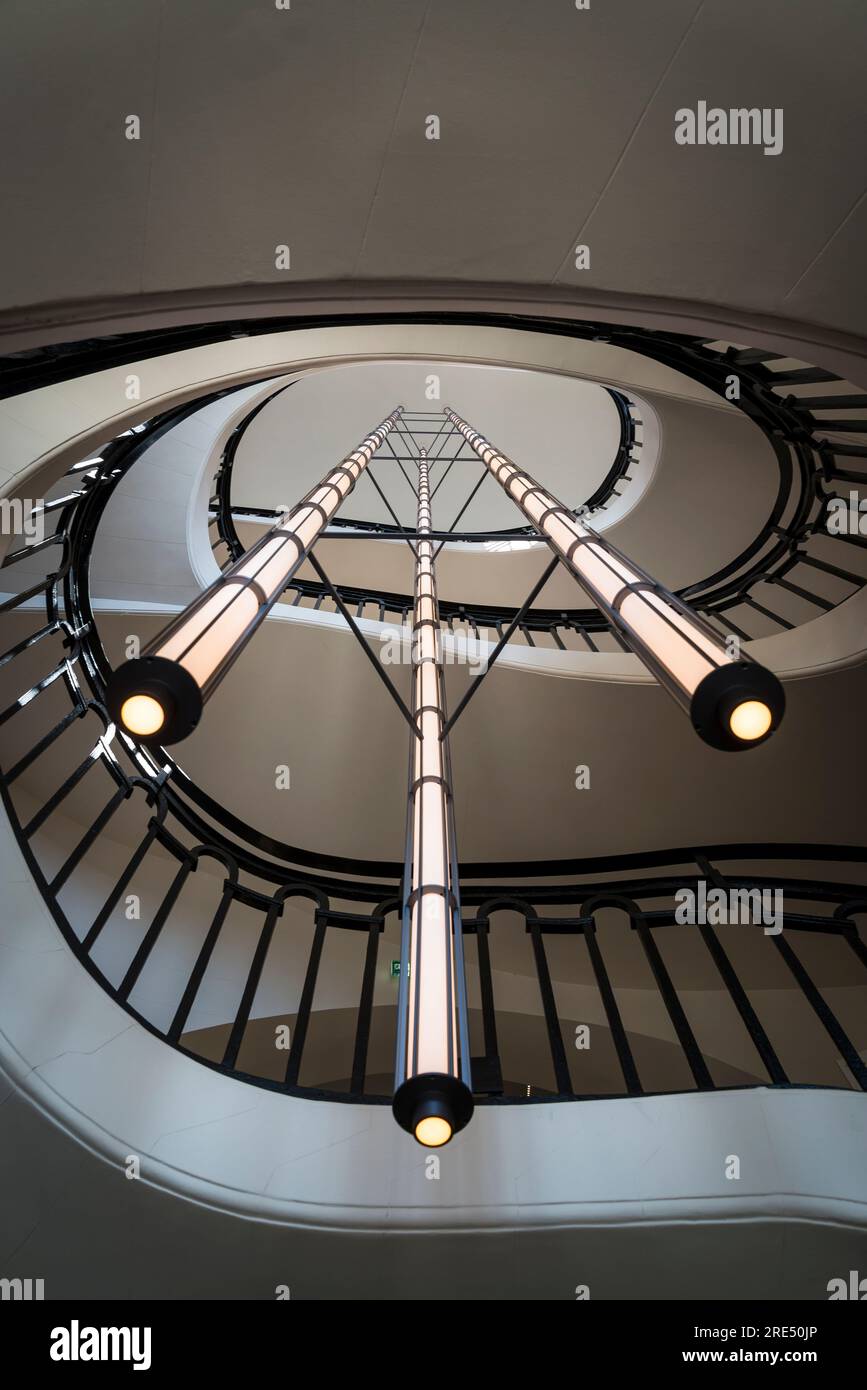 Escalier à double hélice, seul vestige restant de l'ancienne Bourse du maïs du 18e siècle, Bourse de Commerce - Pinault Collection, un exhi Banque D'Images