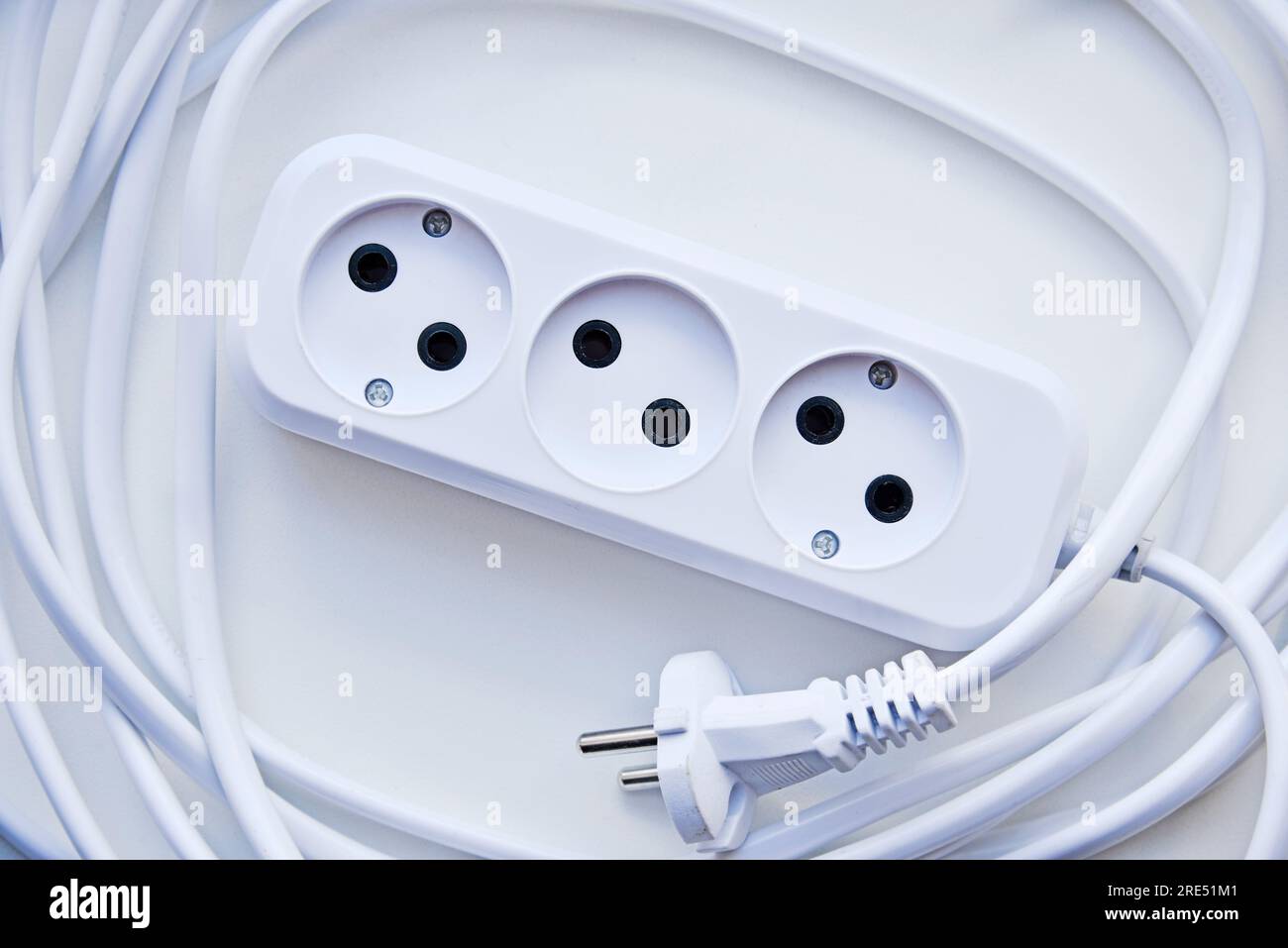 Rallonge électrique blanche, grande conception pour tous les usages. Fond blanc. Rallonge réseau. Banque D'Images