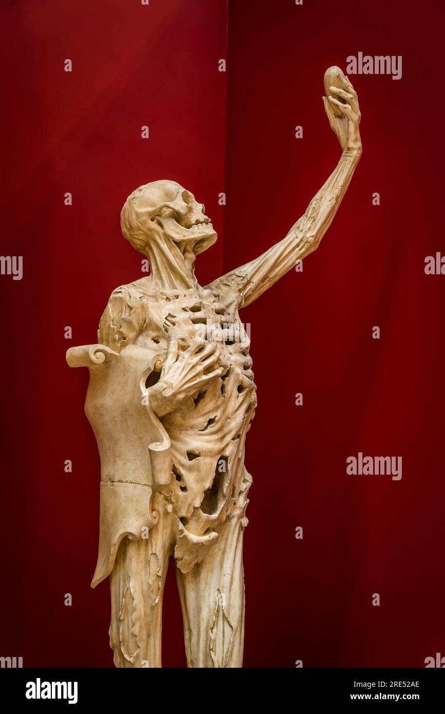 Sculpture squelette médiévale tenant son cœur, la Cité de l'architecture et du patrimoine, un musée d'architecture et de sculpture monumentale situé Banque D'Images