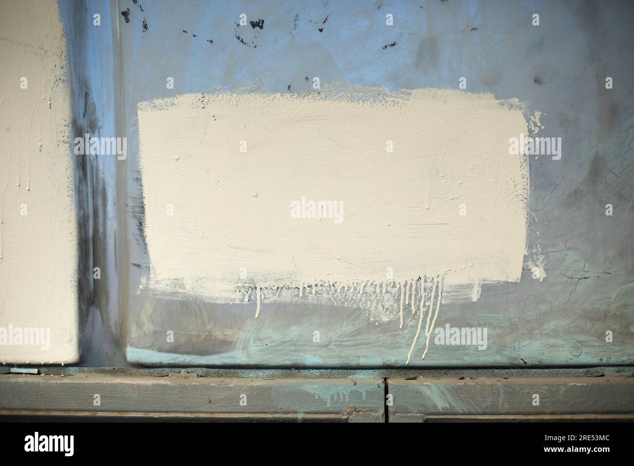 Inscription peinte dans le tunnel. Tache de peinture sur la surface du mur. Vandalisme en ville. Mur brisé. Banque D'Images