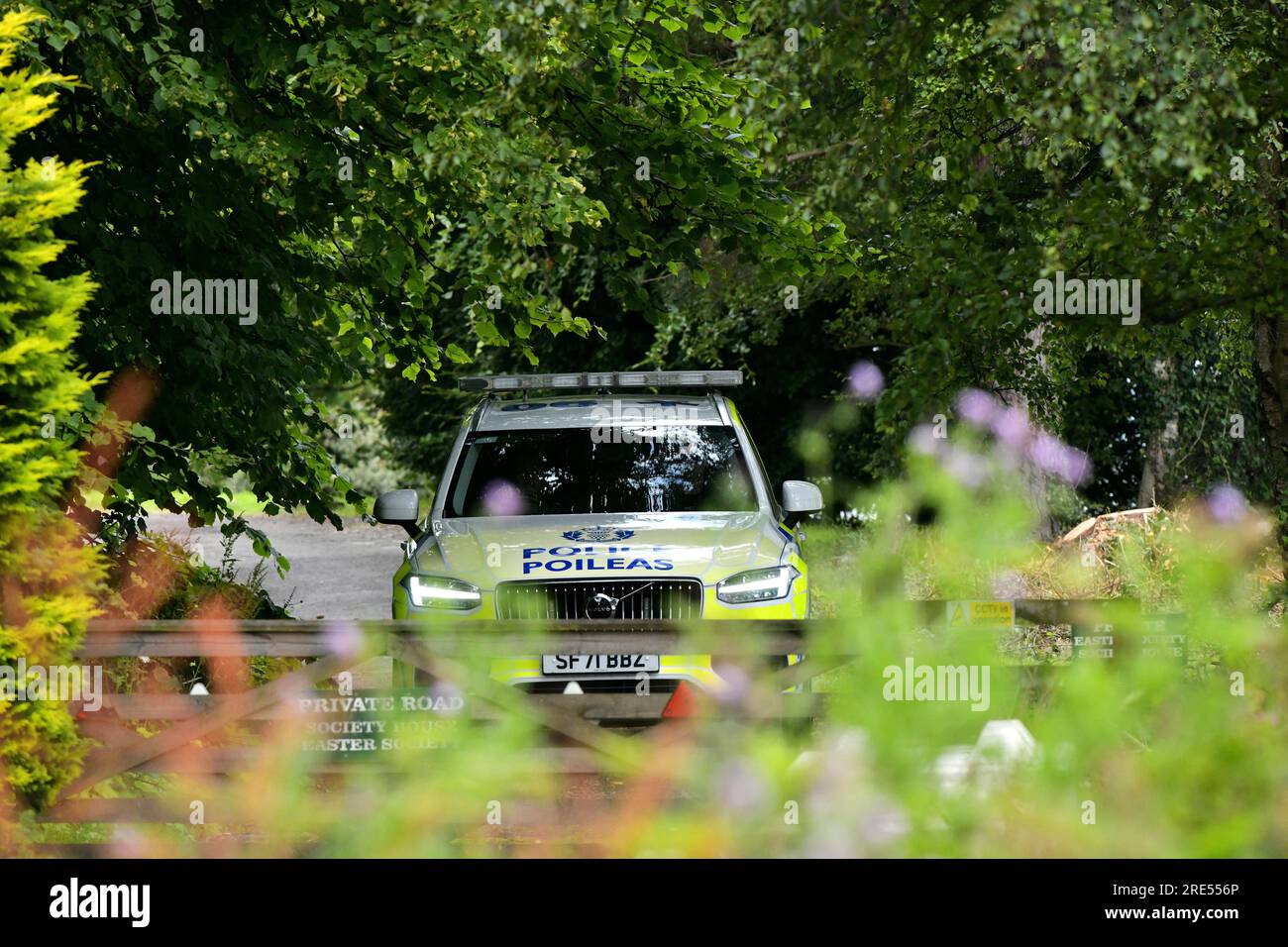 Édimbourg Écosse, Royaume-Uni 25 juillet 2023. La police patrouille alors que le porte-avions HMS Prince of Wales quitte le Firth of Forth. crédit sst/alamy live news Banque D'Images
