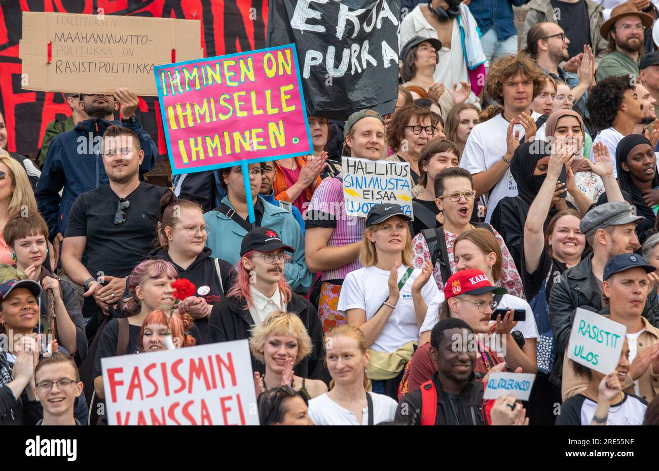 Manifestants avec des panneaux faits à la main à Nollatoleranssi! Manifestation de Rasistit ulos hallituksesta contre les ministres d'extrême droite à Helsinki, Finlande Banque D'Images