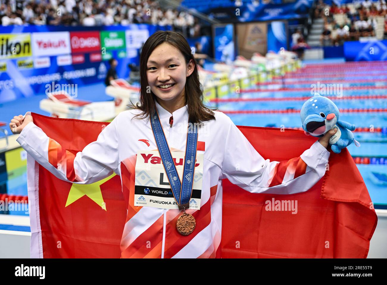 Fukuoka, Japon. 25 juillet 2023. La médaillée de bronze Li Bingjie, de Chine, célèbre la cérémonie de remise des prix du 1500m nage libre féminin aux Championnats du monde de natation à Fukuoka, au Japon, le 25 juillet 2023. Crédit : Zhang Xiaoyu/Xinhua/Alamy Live News Banque D'Images