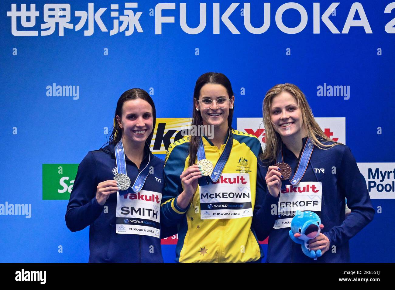 Fukuoka, Japon. 25 juillet 2023. La médaillée d'or Kaylee McKeown (C) d'Australie, la médaillée d'argent Regan Smith (L) des États-Unis et la médaillée de bronze Katharine Berkoff des États-Unis assistent à la cérémonie de remise du 100m dos féminin aux Championnats du monde aquatiques à Fukuoka, Japon, le 25 juillet 2023. Crédit : Zhang Xiaoyu/Xinhua/Alamy Live News Banque D'Images