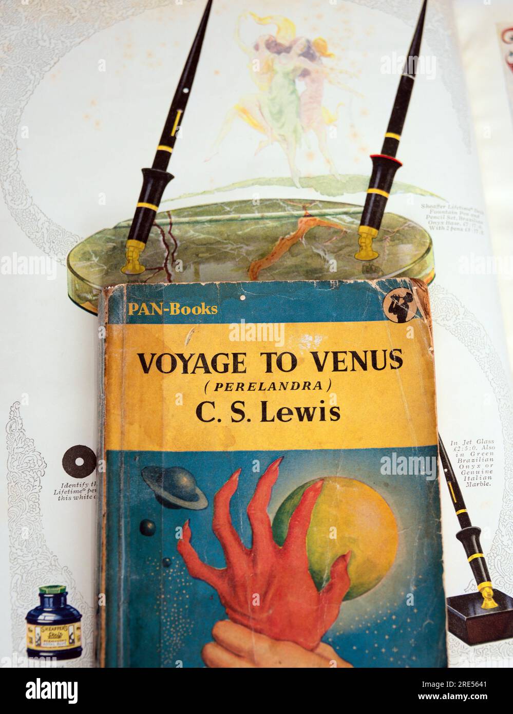 Un vieux livre de poche Voyage to venus par C S Lewis sur une publicité de magazine de 1929 dans un livre pour stylos Banque D'Images