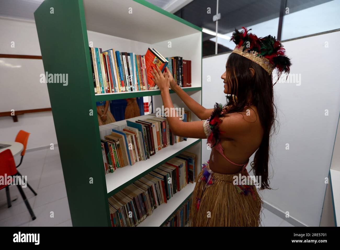 itaju do colonia, bahia, brésil - 23 juillet 2023 : une jeune femme indigène d'etina pataxo ha-ha-hae vue dans une bibliothèque d'une école publique de bahia. Banque D'Images