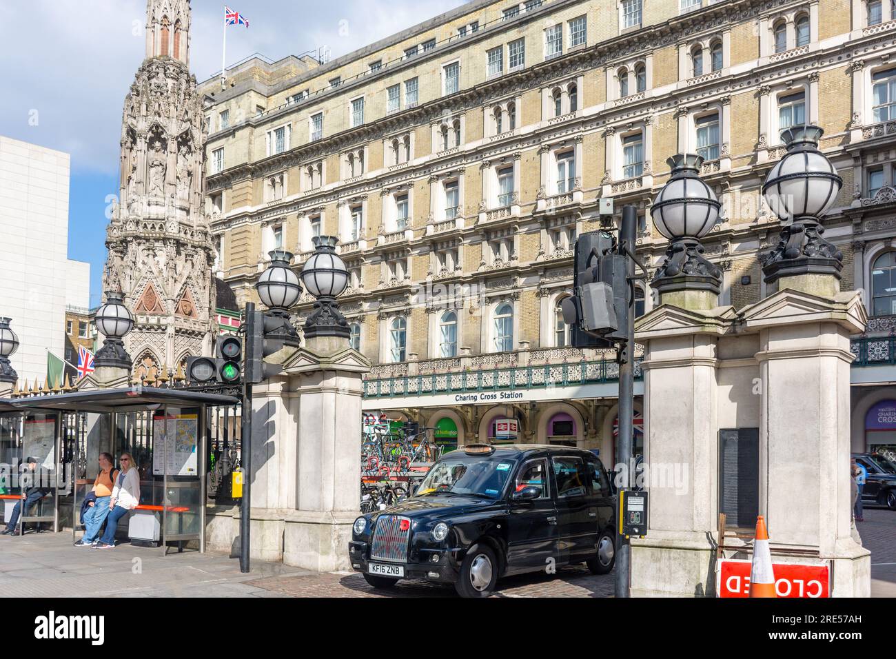 Taxi noir partant de la gare de Charing Cross, The Strand, Charing Cross, Cité de Westminster, Grand Londres, Angleterre, Royaume-Uni Banque D'Images