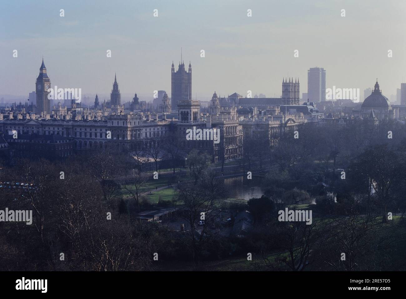 Horizon de Whitehall, pris du Monument du Duc de York, Londres, Angleterre.Vers 1980s Banque D'Images