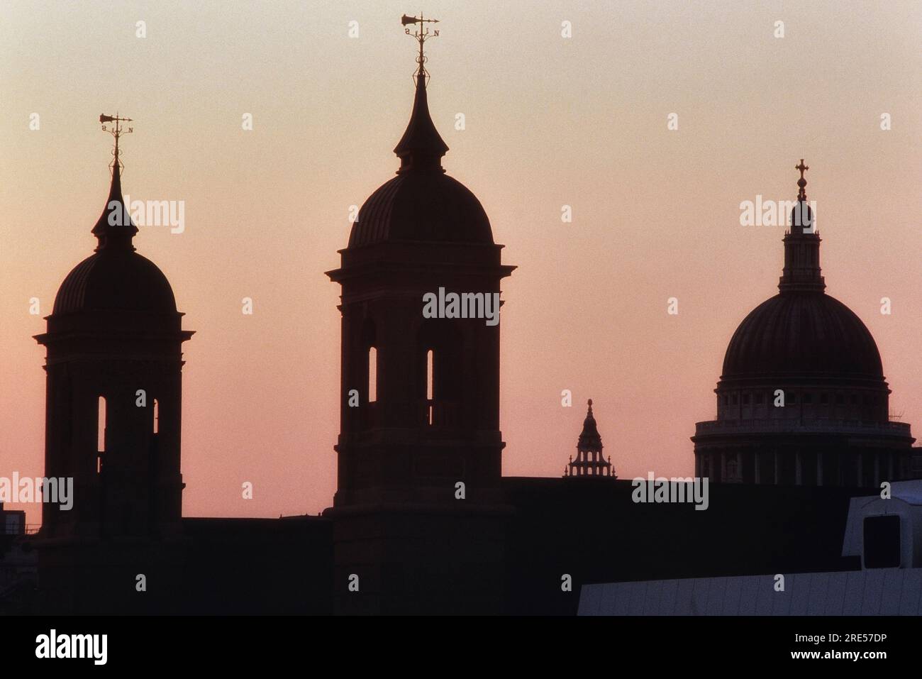 Le dôme de la rue de Sir Christopher Wren La cathédrale de Paul et les tours victoriennes de la gare de Cannon Street au crépuscule. Londres. Angleterre. ROYAUME-UNI. Vers les années 1980 Banque D'Images