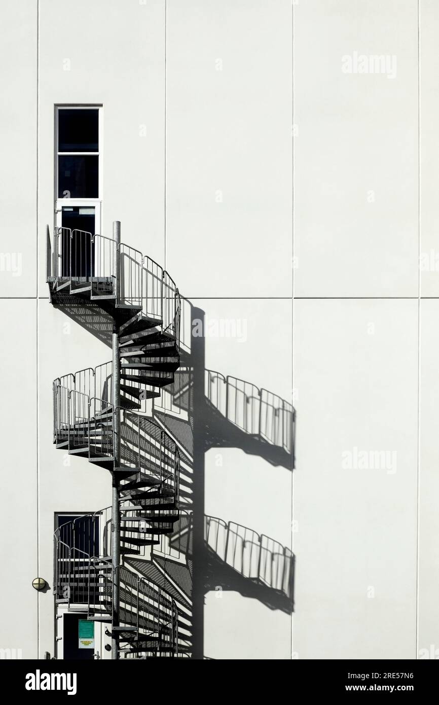 Escalier en colimaçon d'évacuation de secours sur un bâtiment industriel. Banque D'Images