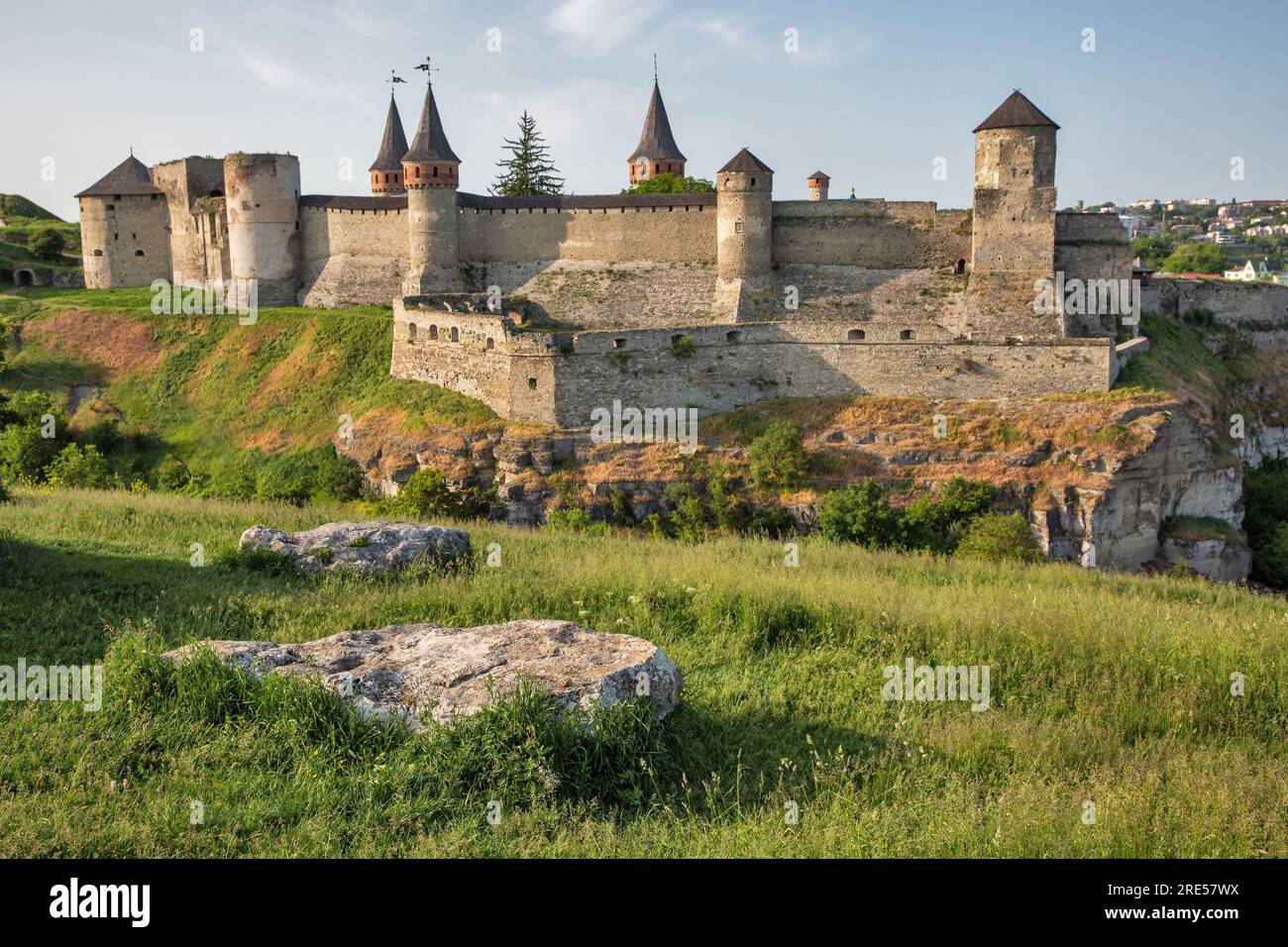 Pierres anciennes en face du château dans la partie historique de Kamianets-Podilskyi, Ukraine. C'est un ancien château ruthène-lituanien et un plus tard trois-P. Banque D'Images