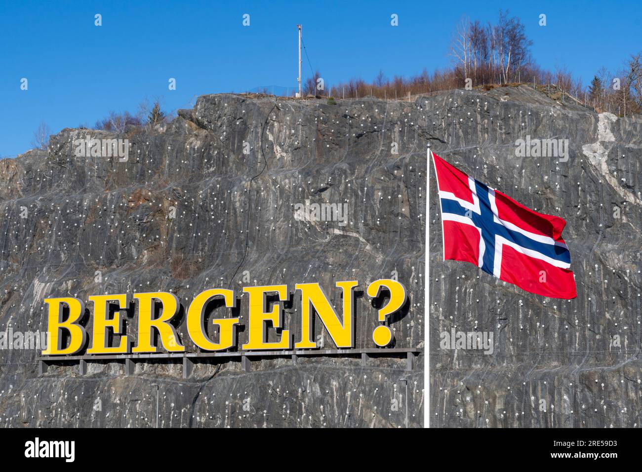 Grand panneau et drapeau norvégien à Bergen en Norvège Banque D'Images