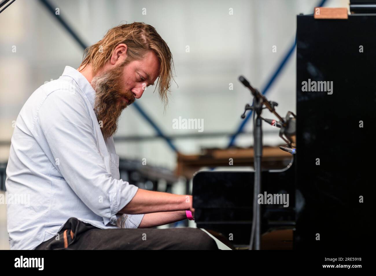 L'artiste néerlandais Joep Beving joue en live avec son piano au festival  Walden dans le parc Leopold de Bruxelles | l'artiste hollandais Joep Beving  joue en Photo Stock - Alamy