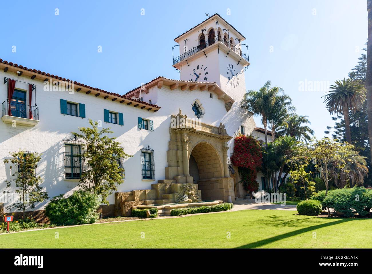 Extérieur du palais de justice historique de Santa Barbara par un matin d'automne ensoleillé Banque D'Images