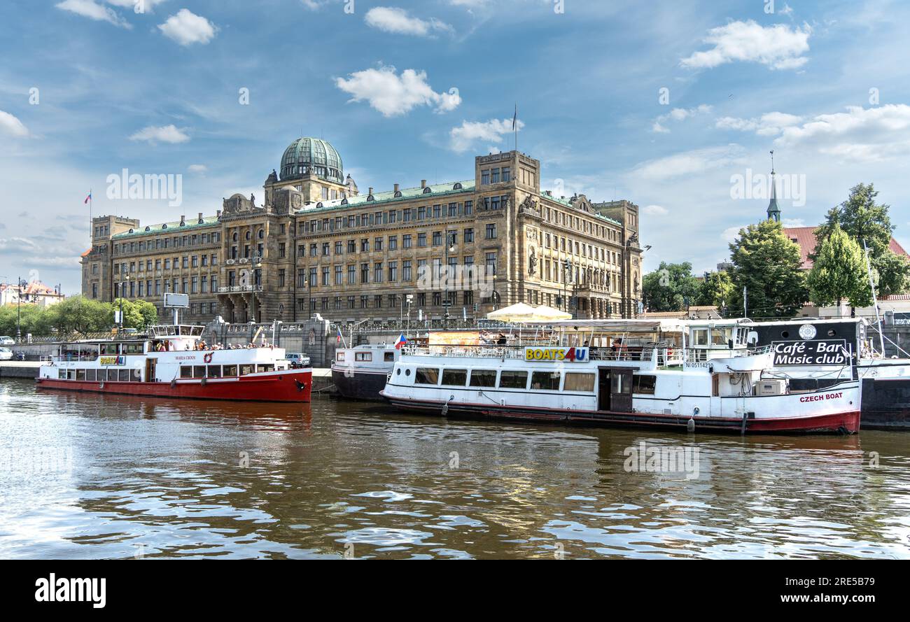 Prague, Tchèque - 06.26.2023 : Ministère de l'Industrie et du Commerce, rivière Vltava , bateaux, République Tchèque Banque D'Images