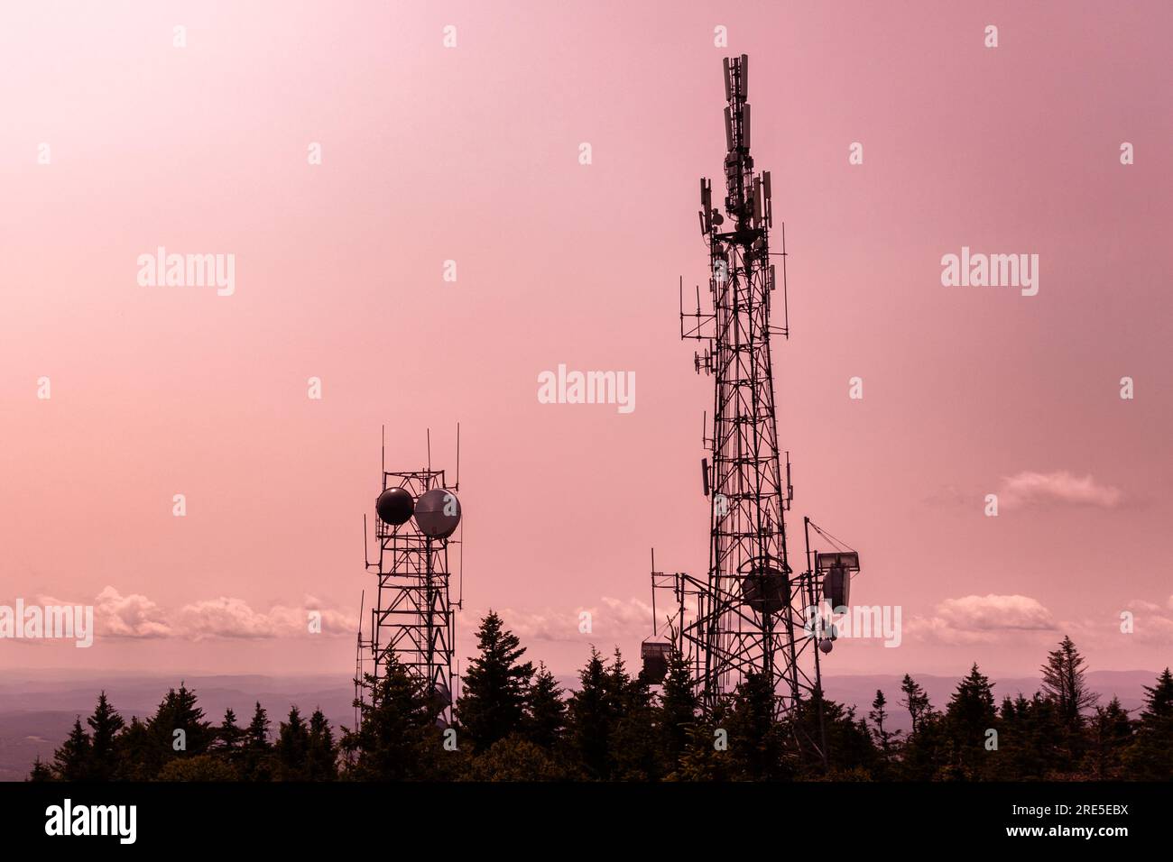 Tours à micro-ondes et de communication - au sommet du mont Ascutney, Vermont, États-Unis Banque D'Images
