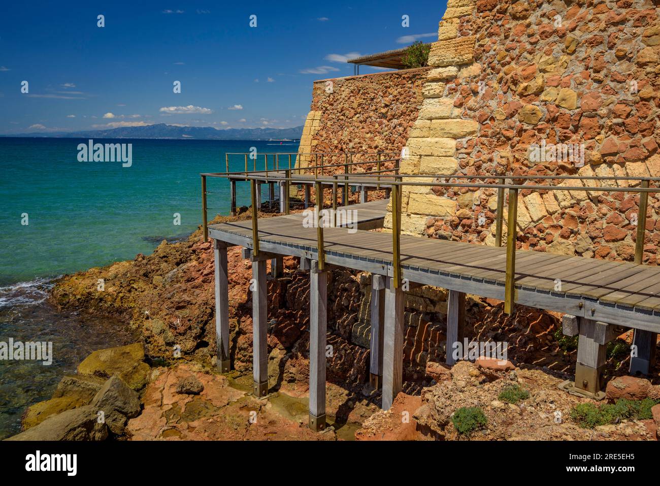 Passerelle en bois du sentier côtier de Salou entourant le vieux lazaretto de 1829 (Tarragone, Catalogne, Espagne) ESP : Pasarela de madera en Salou Banque D'Images