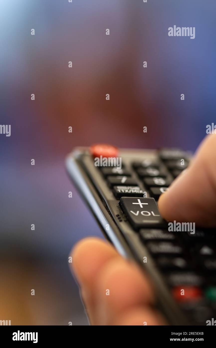 changez de programme sur le téléviseur à l'aide de la télécommande. regarder en binge, choisissez des séries en streaming sur smart tv. télécommande pour passer d'un film à l'autre sur le téléviseur Banque D'Images