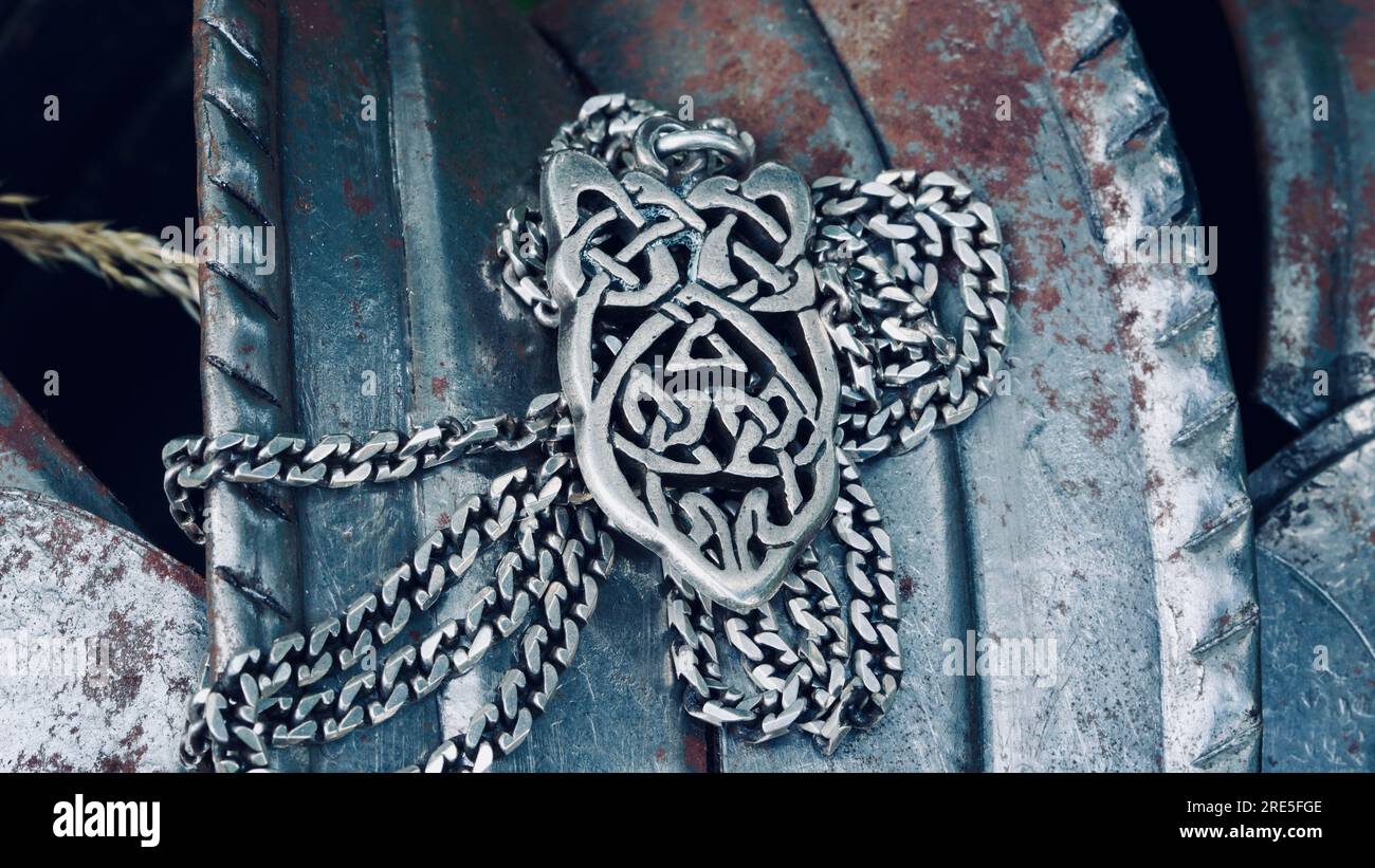 Un collier gothique sur une armure de chevalier. Banque D'Images