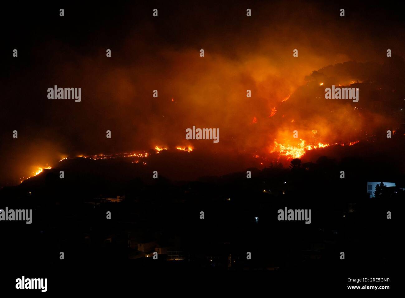 Borgetto (PA) - 25/07/2023, INCENDIE D'URGENCE ROMITELLO DÉTRUIT PAR LES FLAMMES VACANCIERS ÉVACUÉS dans la photo Monte Gradara sur le feu dans toute la zone Romitello usage éditorial seulement Banque D'Images