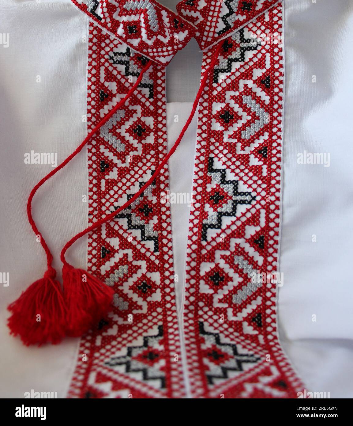 Fragment de broderie ethnique ukrainienne noire et rouge sur le col d'une chemise blanche vyshyvanka Banque D'Images