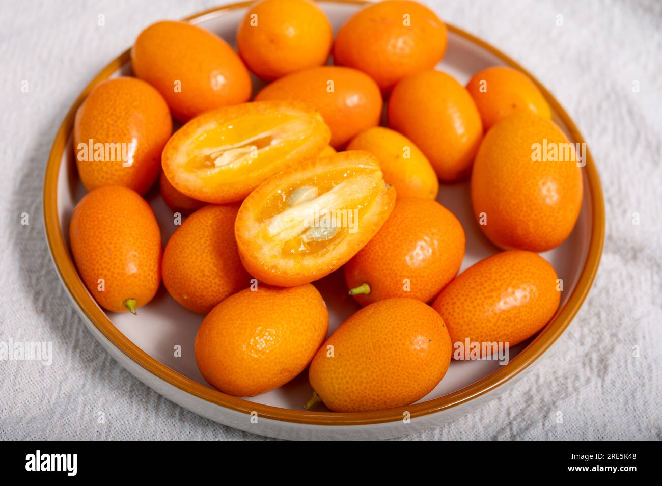 Délicieux petits agrumes orange kumquats gros plan. Banque D'Images